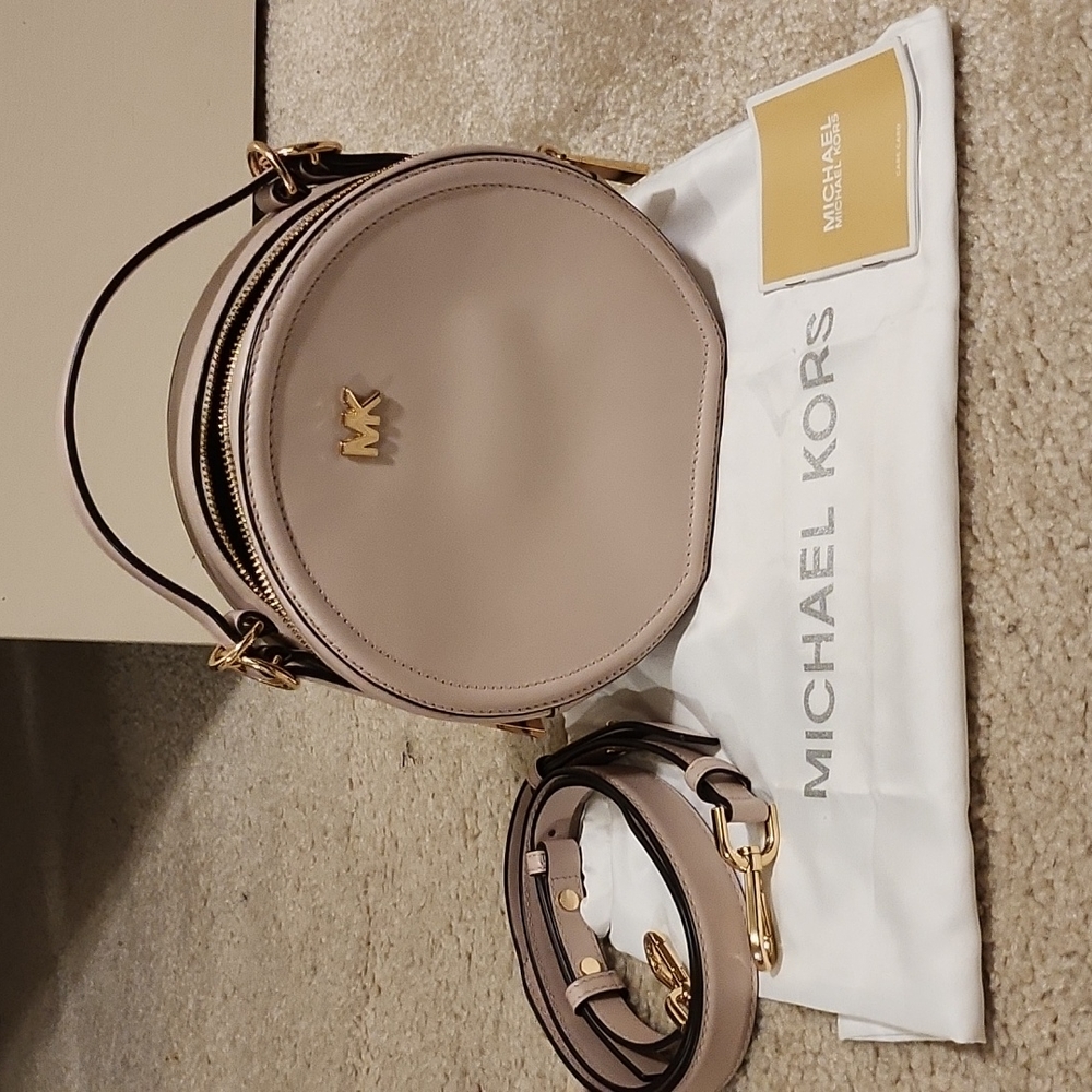 Canteen style handbag